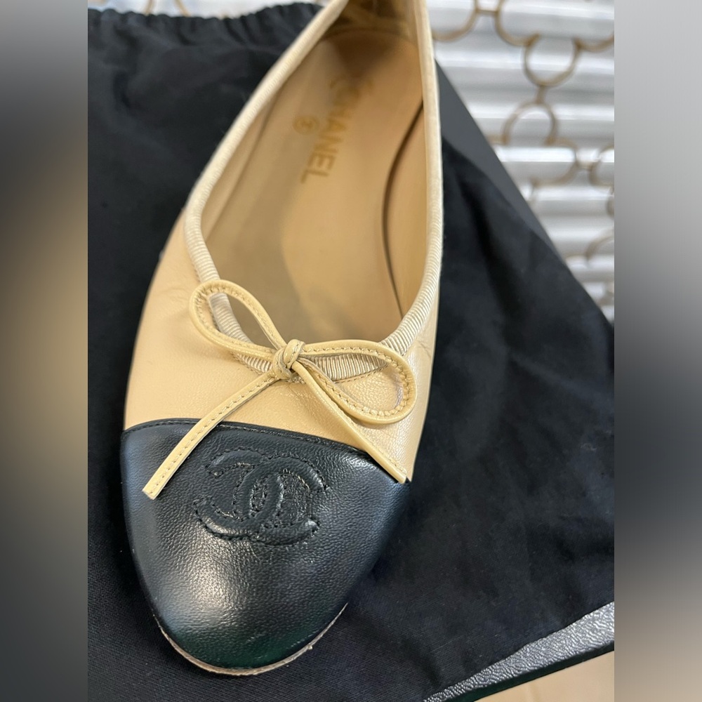 CHANEL Two-Tone Beige and Black Cap-Toe Ballet Flats